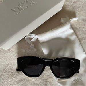 Dezi charge it sunglasses in black